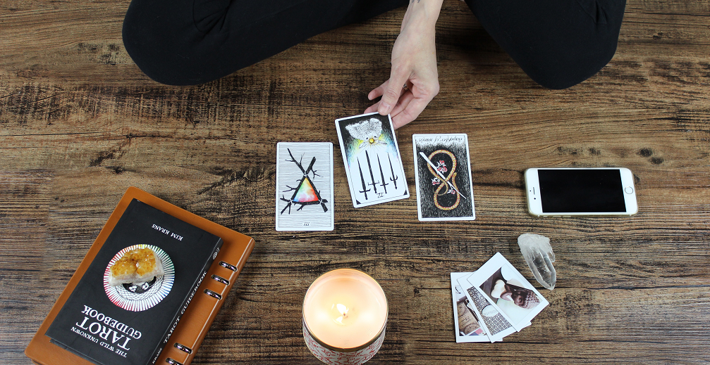 Frau legt Tarotkarten 