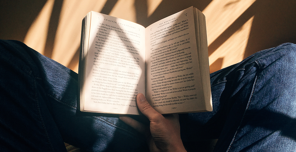 Mann hält Buch